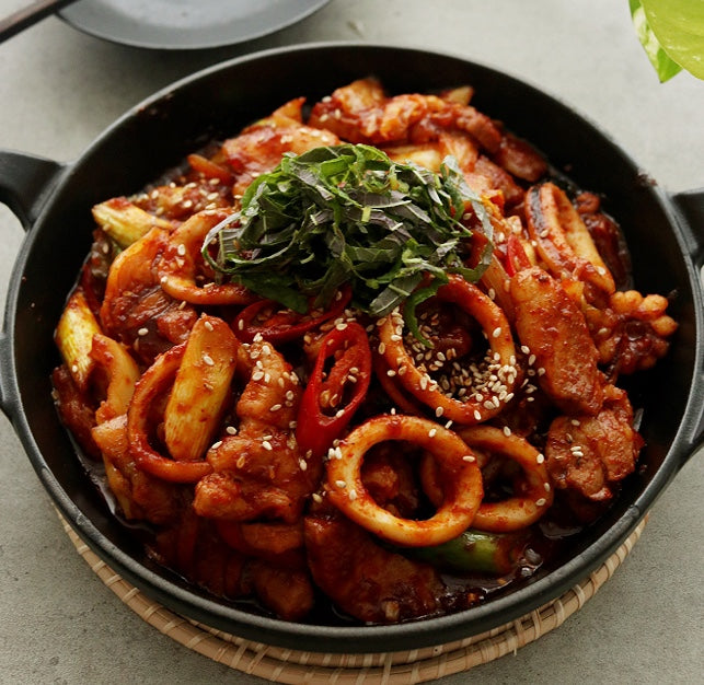 [YUM YUM] Spicy Stir-Fried Pork with Seafood Meal Kit (450g/Includes Vegetables and Udon Noodles)